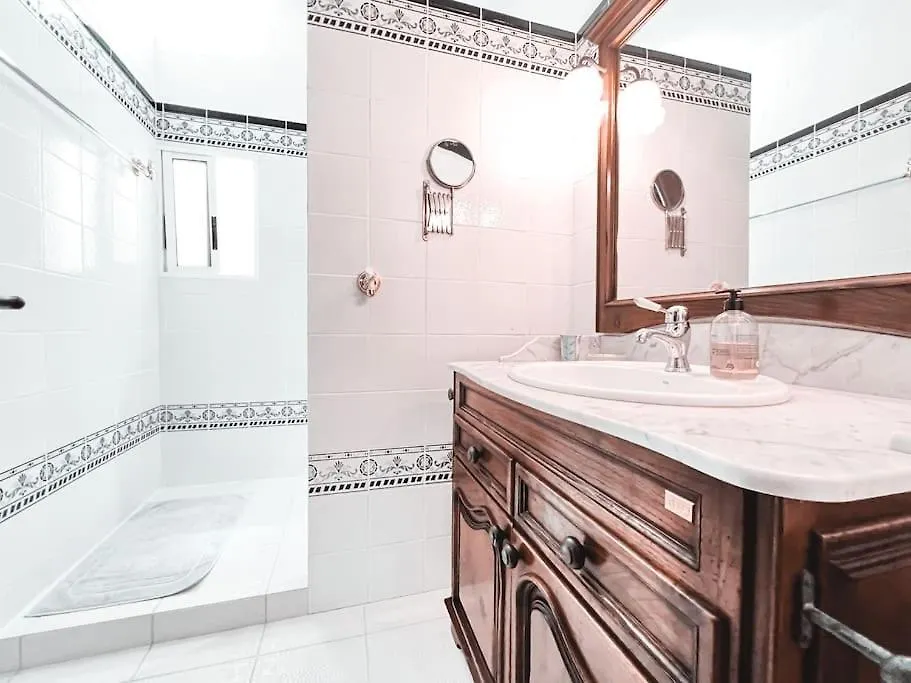 아데제 Charming Spanish Style Bungalow, Bbq,Wf,Terrace Mir09 아파트